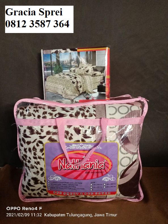 <p>Bedcover Disperse Leopard dengan warna putih de